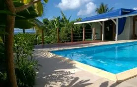 Bungalow avec belle piscine près de la plage