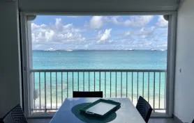 BLUE BEACH  avec vue à 180°, les pieds dans l'eau