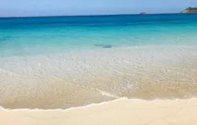 BLUE BEACH  avec vue à 180°, les pieds dans l'eau