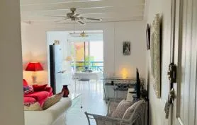 Duplex T3, piscine avec très belle vue mer sur ilet Gosier et sur la Basse -Terre