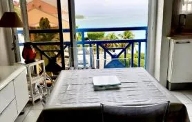 Duplex T3, piscine avec très belle vue mer sur ilet Gosier et sur la Basse -Terre