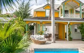 Maison de charme avec piscine privée dans un joli jardin tropical