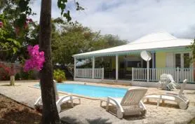 Villa créole avec piscine et jardin privatifs à St François