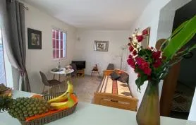 BUNGALOW  'CHEZ NINE'  AVEC PISCINE DANS JARDIN