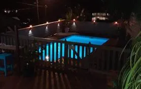 Bungalow «Cocotier» en bois, sur pilotis avec terrasse, entièrement restauré en janvier 2025. - Piscine au sel et chauffée avec vue mer. 