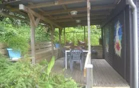 Bungalow « Karukera » en bois, sur pilotis avec terrasse - Piscine au sel et chauffée avec vue mer. 