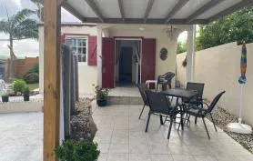 BUNGALOW  'CHEZ NINE'  AVEC PISCINE DANS JARDIN