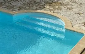 BUNGALOW  'CHEZ NINE'  AVEC PISCINE DANS JARDIN