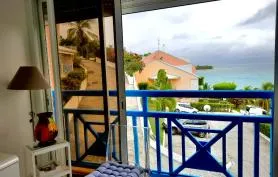 Duplex T3, piscine avec très belle vue mer sur ilet Gosier et sur la Basse -Terre