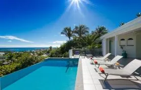 Belle villa Barabande sur les hauteurs d'Orient Baie, vue mer, piscine