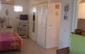 Joli studio dans jardin tropical face Marina St François