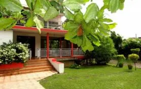 Villa confortable 4 chambres entouré, jardin tropical, piscine (8 à 11 pers)