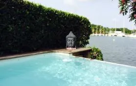 Villa Lagon Bleu position centrale piscine accès mer et ponton privé