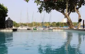 Villa Lagon Bleu position centrale piscine accès mer et ponton privé