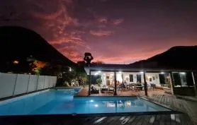 villa HERON de standing bord de mer & piscine au Diamant