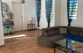 VILLA BISMARKIA SPACIEUSE DANS QUARTIER RESIDENTIEL ET SON JARDIN PRIVATIF 