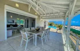 VILLAS STANDING VUE MER ET PLAGE. Piscine à débordement