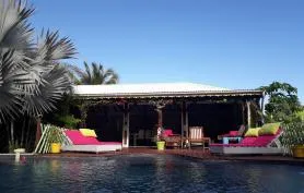 Villa de style créole dans jardin tropical