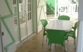  appartement en rez-de-chaussée de villa avec jardin privatif Saint François 