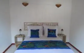 Pavillon dans jardin tropical pour 4 pers (2 chbres 2 SBD) avec acces piscine proche plages et commerces