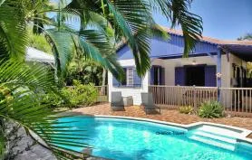 Villa Deshaies, 3 chambres, piscine, 300 m de la plage de Fort Royal.