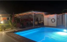 Bungalows de 2 à 4 personnes avec piscine de 10 x 5 m et la plage à 1 km