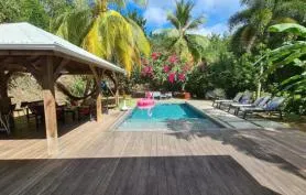 Villa créole avec Magnifique piscine au sel à 20m de la plage