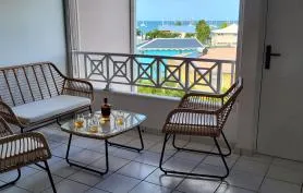 Spacieux appartement, terrasse vue mer face à la plage de l' Anse Mitan, à 50m. 