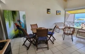 Spacieux appartement, terrasse vue mer face à la plage de l' Anse Mitan, à 50m. 