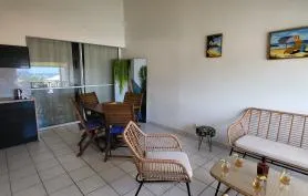 Spacieux appartement, terrasse vue mer face à la plage de l' Anse Mitan, à 50m. 