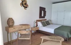 Studio avec vue mer et piscine, les pieds dans l'eau