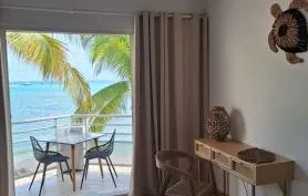 Studio avec vue mer et piscine, les pieds dans l'eau