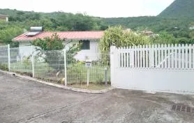 LE BALISIER charmant bungalow avec jardin a 300 m de la plage 