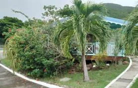LE BALISIER charmant bungalow avec jardin a 300 m de la plage 
