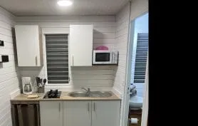 Bungalow «Cocotier» en bois, sur pilotis avec terrasse, entièrement restauré en janvier 2025. - Piscine au sel et chauffée avec vue mer. 
