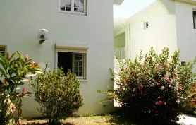 Charmant F2 Le Calebasse avec loggia et vue jardin. Proche plage et centre-ville