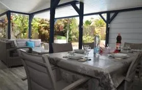 Villa T4 en bois créole avec jardin & piscine