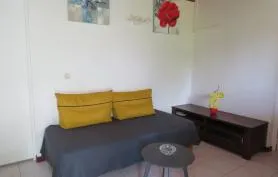 Pavillon dans jardin tropical pour 4 pers (2 chbres 2 SBD) avec acces piscine proche plages et commerces