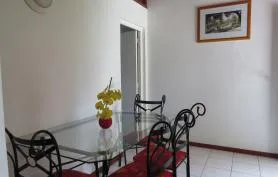 Pavillon dans jardin tropical pour 4 pers (2 chbres 2 SBD) avec acces piscine proche plages et commerces