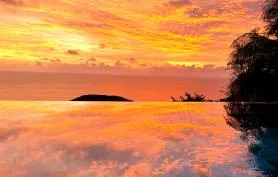 Villa Manitou vu exceptionnelle sur la mer avec piscine au carrelage façon pierre de Bali