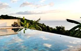 Villa Manitou vu exceptionnelle sur la mer avec piscine au carrelage façon pierre de Bali