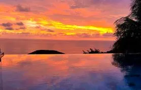 Villa Manitou vu exceptionnelle sur la mer avec piscine au carrelage façon pierre de Bali