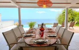 Villa Manitou vu exceptionnelle sur la mer avec piscine au carrelage façon pierre de Bali