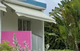 Location Ixora D Fuchsia en bord de mer, accès direct plage, jardin en fleurs, + citerne