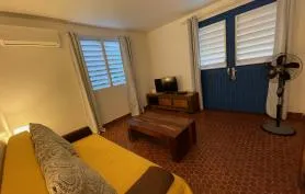 Appartement tout équipé 200 mètres de plage, 2 chambres climatisées , terrasse couverte vue sur le jardin