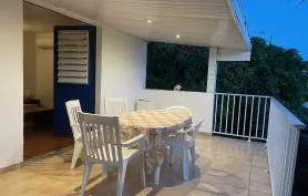 Appartement tout équipé 200 mètres de plage, 2 chambres climatisées , terrasse couverte vue sur le jardin