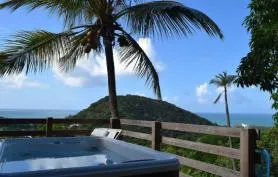 Habitation Pineau : Bungalows de charme, vue mer et jacuzzis privés à Deshaies Guadeloupe.
