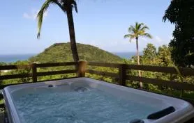 Habitation Pineau : Bungalows de charme, vue mer et jacuzzis privés à Deshaies Guadeloupe.
