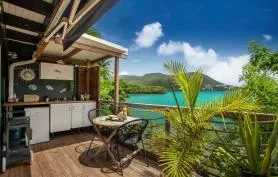 Nouveau superbe studio Corail climatisé suspendu au dessus de la mer vue imprenable