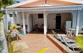 Villa type F4 avec piscine, jacuzzi et voiture